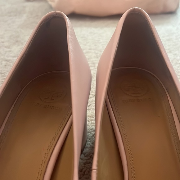 Tory Burch Benton Pumps in Shell Pink with Gold Logo - Picture 9 of 16